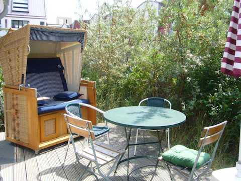 Terrasse mit Strandkorb